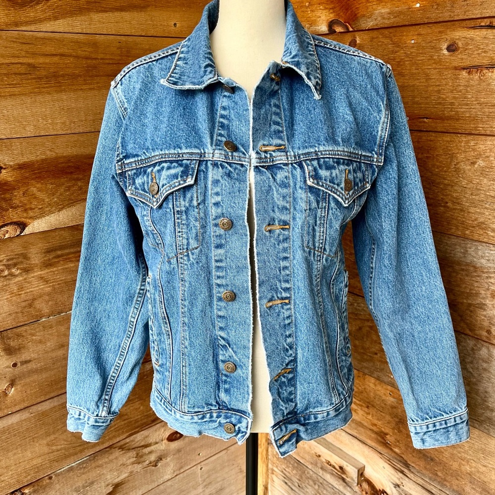 Vintage 90s Men’s Blue Denim Trucker Jeans Jacket Long Sleeved Button Front